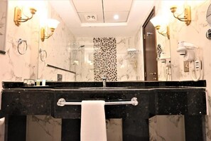 Bathroom - CRYSTAL PLAZA AL MAJAZ HOTEL (Sharjah)