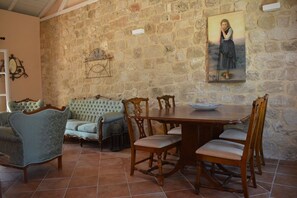 Apartment | Living room | Flat-screen TV - Alekos Beach Houses - Natura Rossa (Kefalonia)