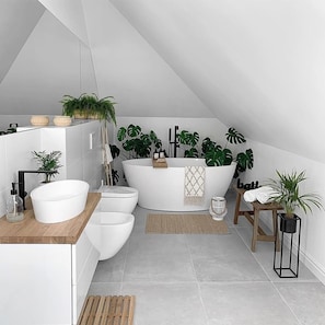 Indoor spa tub