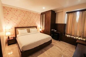 17 bedrooms, individually decorated, individually furnished, desk