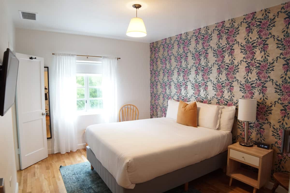 Standaard kamer, 1 queensize bed | 1 slaapkamer, luxe beddengoed, donzen dekbedden, individueel gedecoreerd