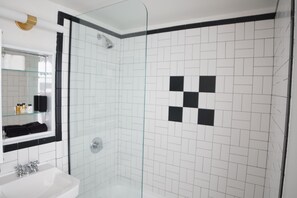 Shower, free toiletries, towels - The Copper Door B&B (Miami)