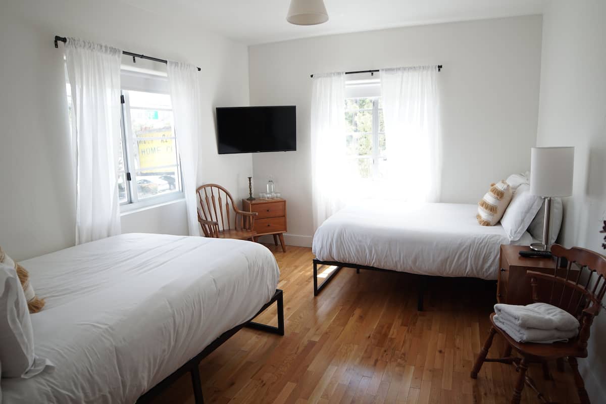 Suite, 2 slaapkamers | 1 slaapkamer, luxe beddengoed, donzen dekbedden, individueel gedecoreerd
