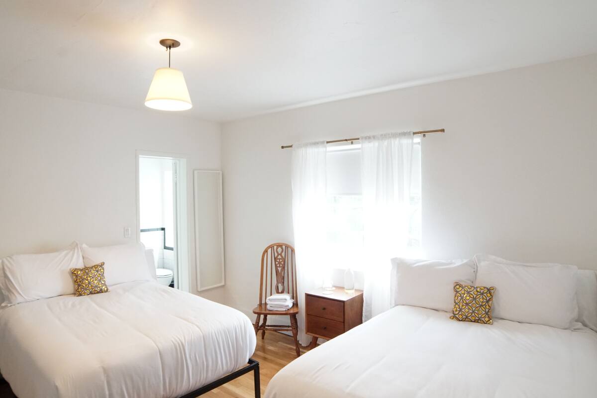 Suite, 2 slaapkamers | 1 slaapkamer, luxe beddengoed, donzen dekbedden, individueel gedecoreerd