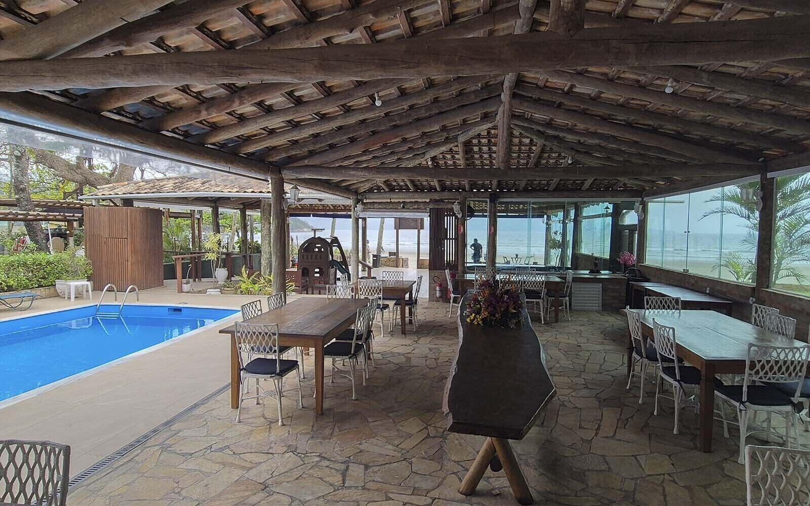 Piscina externa, guarda-sóis, espreguiçadeiras