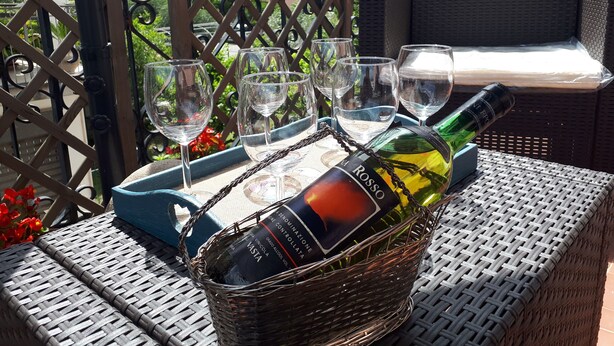 A wicker basket with a wine bottle and glasses on a table. - Villa Ada B&B (Agropoli)