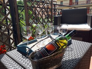 A wicker basket with a wine bottle and glasses on a table. - Villa Ada B&B (Agropoli)