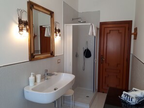 Suite Standard, salle de bains privée | Salle de bain