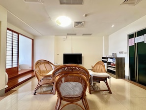 Penthouse Deluxe, 3 habitaciones, vista al lago, torre | 1 habitación, ropa de cama de alta calidad y edredón 