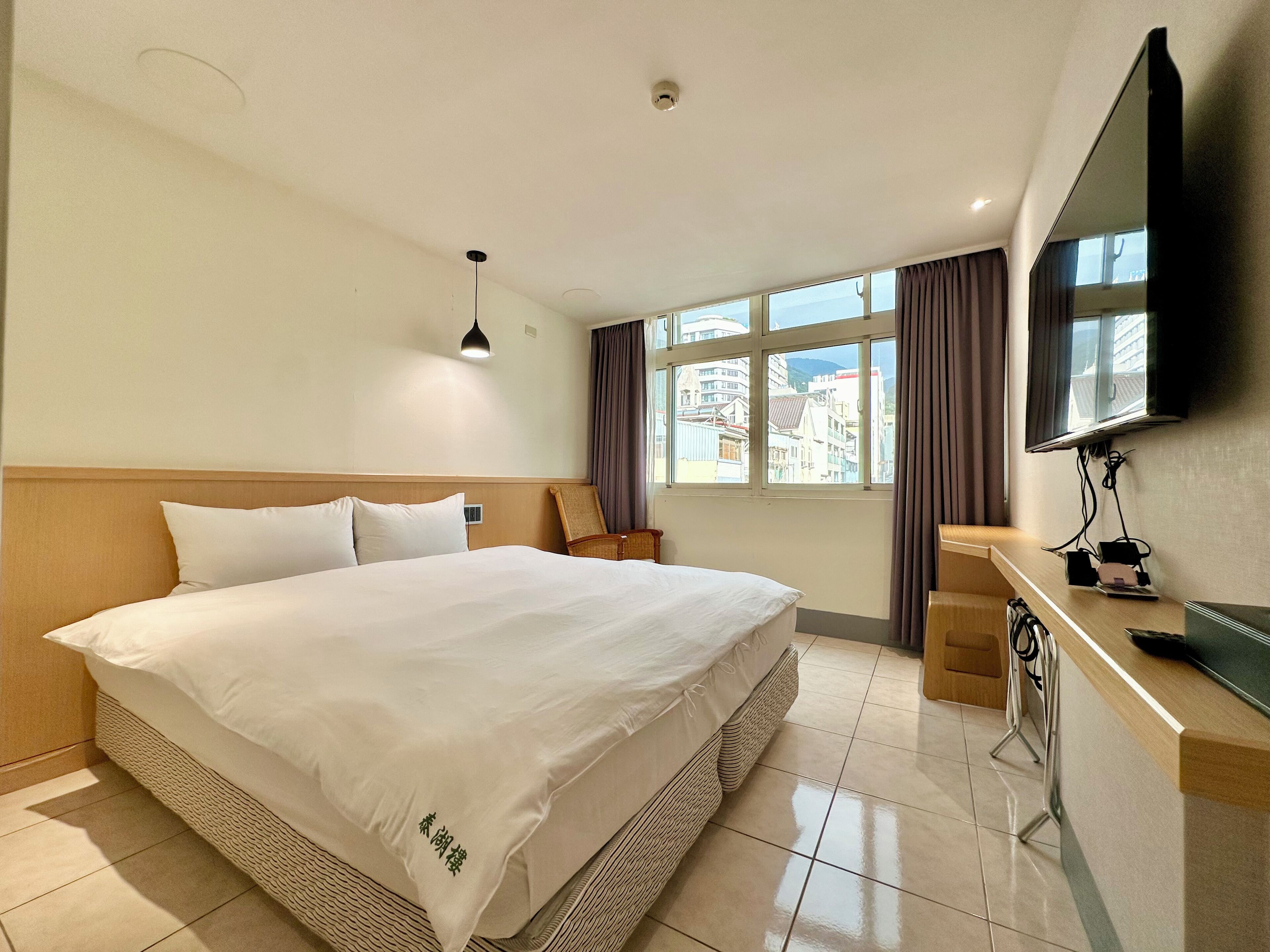 1 bedroom, premium bedding, down comforters, Select Comfort beds