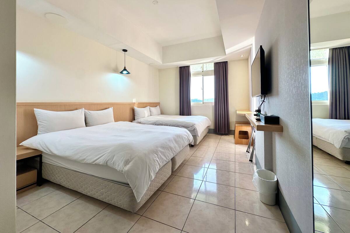 1 bedroom, premium bedding, down duvets, Select Comfort beds