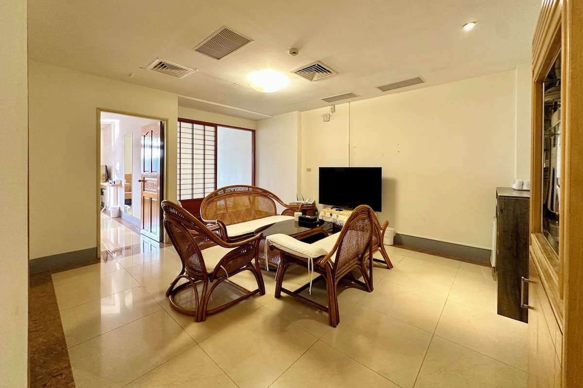 Deluxe Penthouse, 3 Bedrooms, Lake View, Tower | 1 bedroom, premium bedding, down comforters, Select Comfort beds