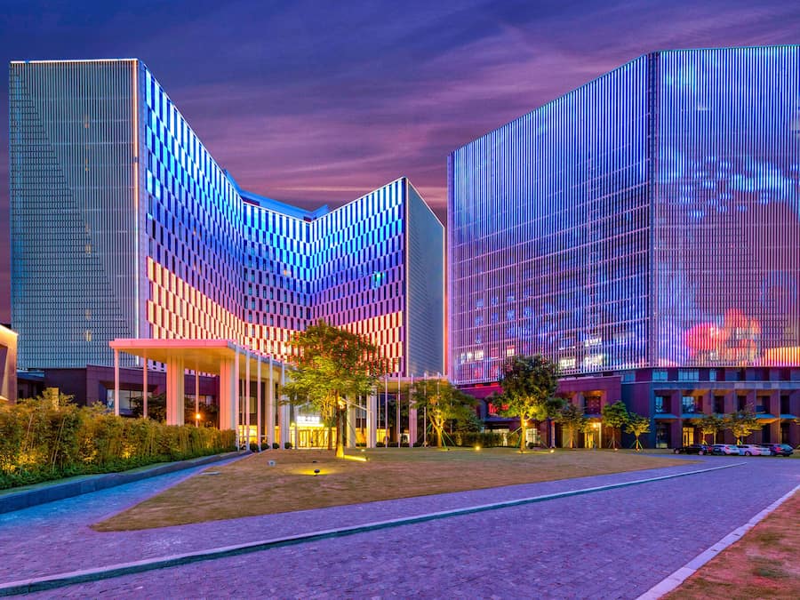 Vista frontal de la propiedad por la tarde o noche