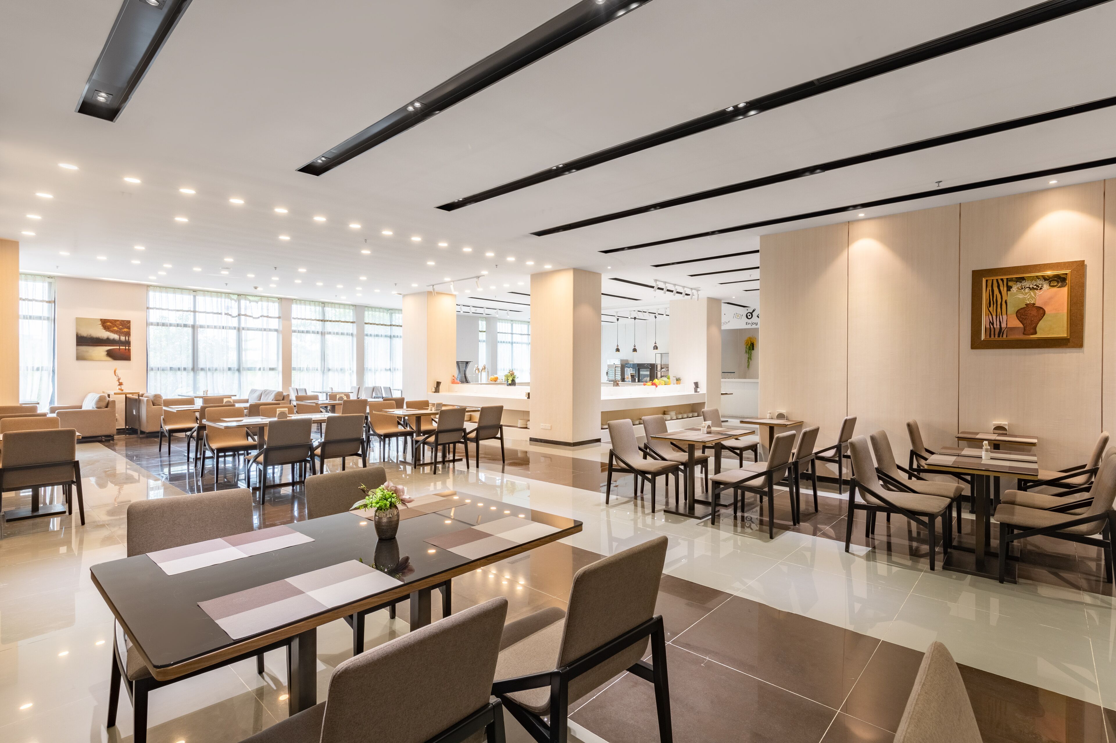 Daily buffet breakfast (CNY 68 per person)