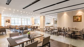 Daily buffet breakfast (CNY 68 per person)