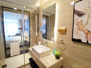 Superior King Room | Bathroom | Shower, rainfall showerhead, free toiletries, hair dryer - GHIC The Mulian Hotel of Bio-island Guangzhou (Guangzhou)