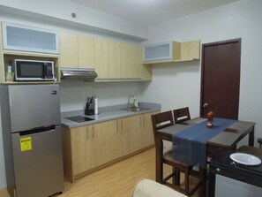 Großer Kühlschrank, Mikrowelle, Herdplatte, Wasserkocher