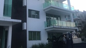 A multi-story building with balconies and large windows. - Verdana De luxe III (Puñal)