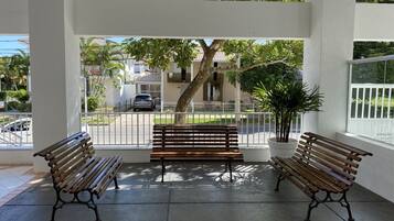 Vista frontal de la propiedad