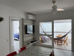 Apartamento Jurere Internacional | Living area | 42-inch flat-screen TV with cable channels, TV - Apartamento Jurere Internacional (Florianópolis)