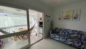 Apartamento Jurere Internacional | Oppholdsområde | En 42-tommers Flatskjerm-TV med kabel-kanaler samt TV