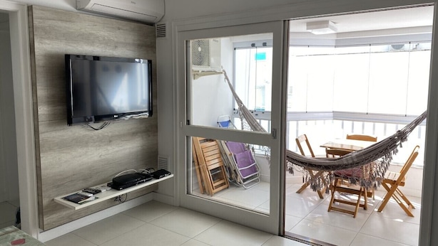 Apartamento Jurere Internacional | Oppholdsområde | En 42-tommers Flatskjerm-TV med kabel-kanaler samt TV