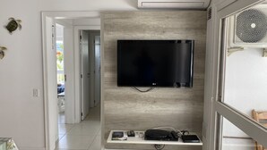 Apartamento Jurere Internacional | Oppholdsområde | En 42-tommers Flatskjerm-TV med kabel-kanaler samt TV