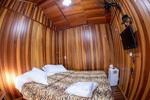 Quarto casal | Frigobar, roupa de cama
