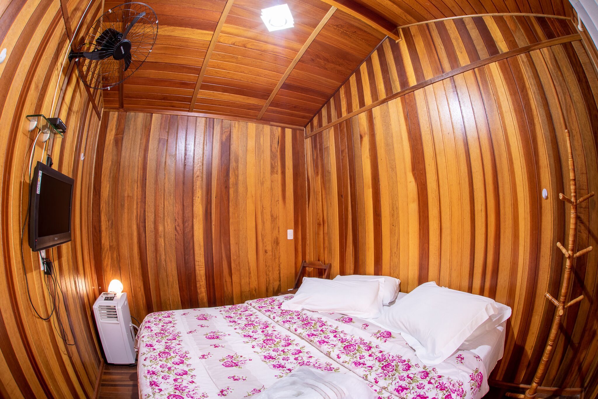 Quarto casal | Frigobar, roupa de cama