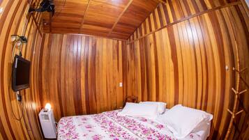 Quarto casal | Frigobar, roupa de cama