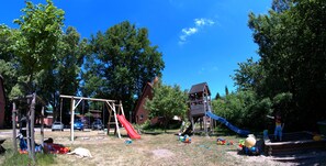 Children's play area - outdoor - Ferienpension Lindenhof (Oldendorf)