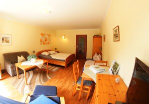 Familie appartement, terras, op benedenverdieping | Woonruimte | Een flatscreentelevisie en een dvd-speler