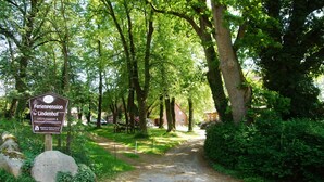 Señalización de 'Ferienpension Lindenhof' que indica una casa de huéspedes y alojamientos vacacionales.
