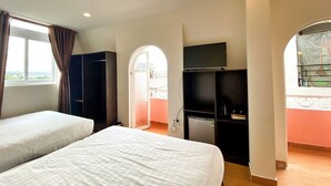 A hotel room with two beds, a TV, and a balcony with a view. - HANZ Thien Nien Ky Hotel Da Lat (Cam Ly - Da Lat)
