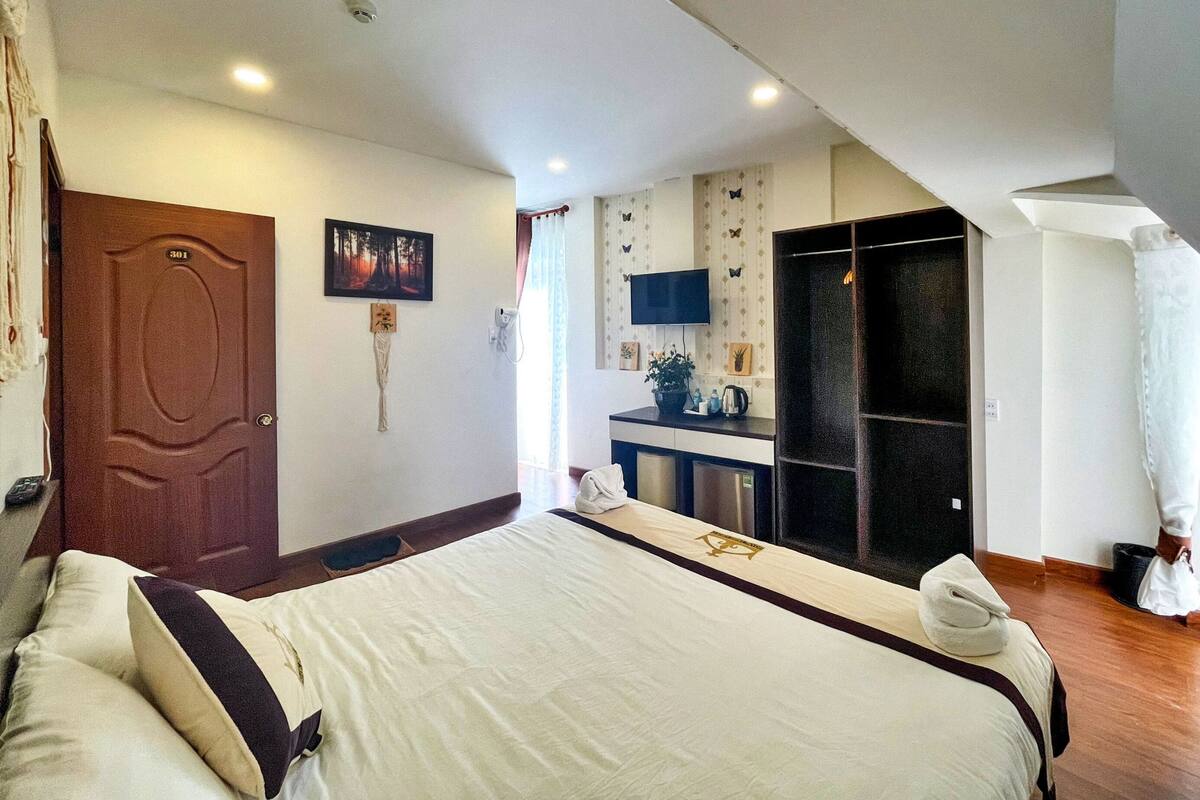 ห้องซูพีเรียดับเบิล, เตียงควีนไซส์ 1 เตียง, ระเบียง, วิวเมือง | มินิบาร์, โต๊ะทำงาน, Wi-Fi ฟรี