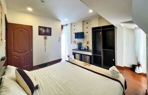 Habitación doble superior, 1 cama Queen size, balcón, vista a la ciudad | Minibar, escritorio y wifi gratis 