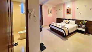A hotel room with a bed, bedside table, and a bathroom with a toilet and shower. - HANZ Thien Nien Ky Hotel Da Lat (Cam Ly - Da Lat)