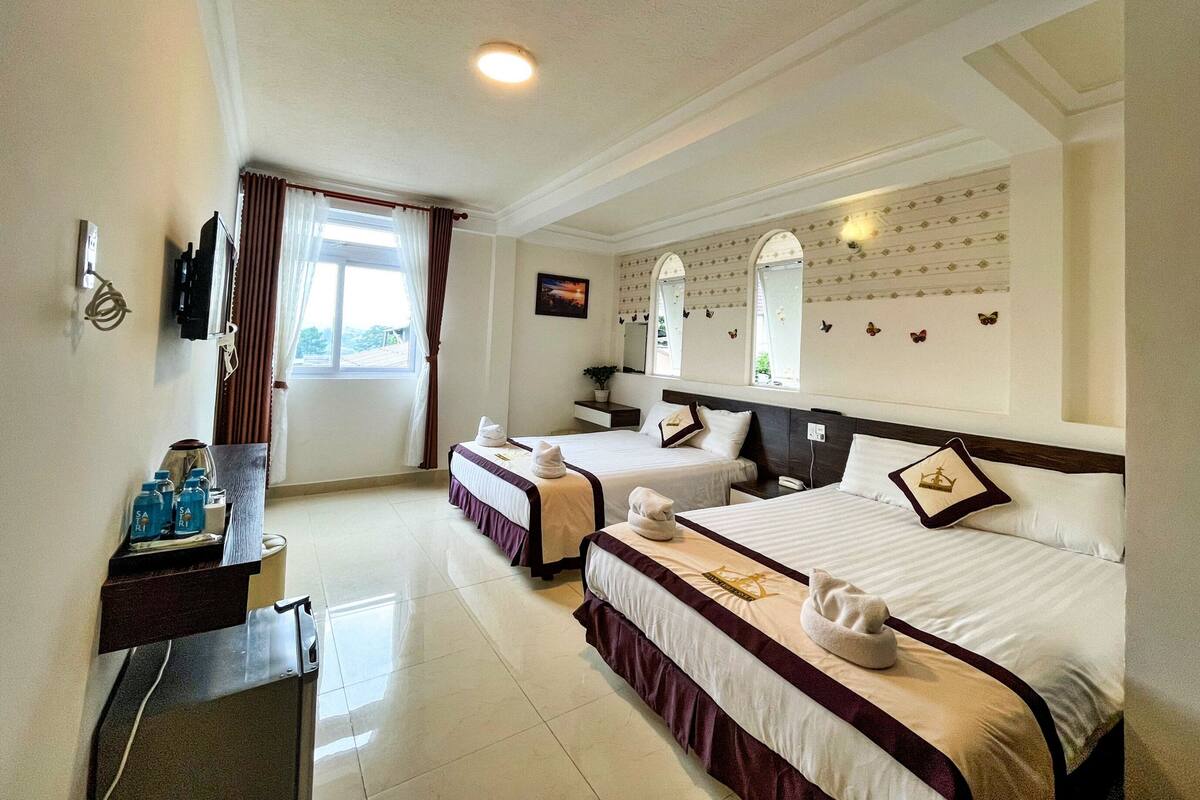 Chambre Familiale avec lits jumeaux, 2 grands lits, non-fumeurs, vue ville | Minibar, bureau, Wi-Fi gratuit