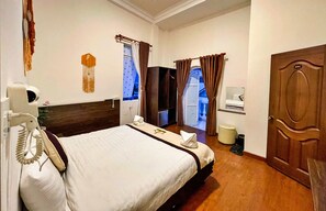 Chambre supérieure double, 1 grand lit, balcon, vue sur la ville | Minibar, bureau, accès au Wi-Fi (inclus)
