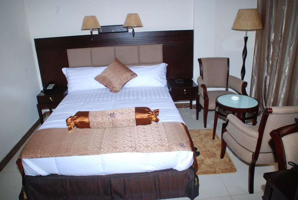 single room | in-room safe, desk, free wifi