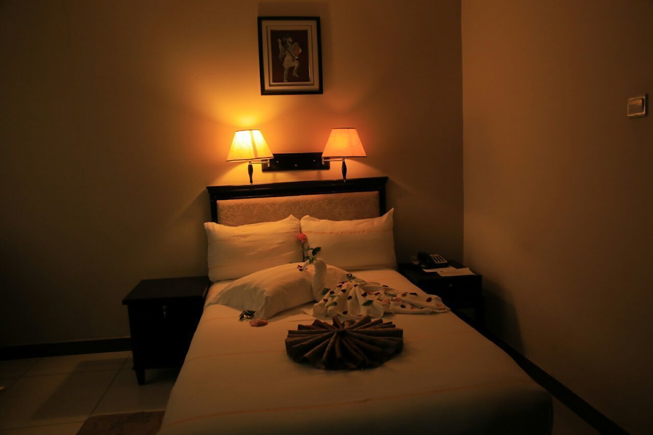 single room | in-room safe, desk, free wifi