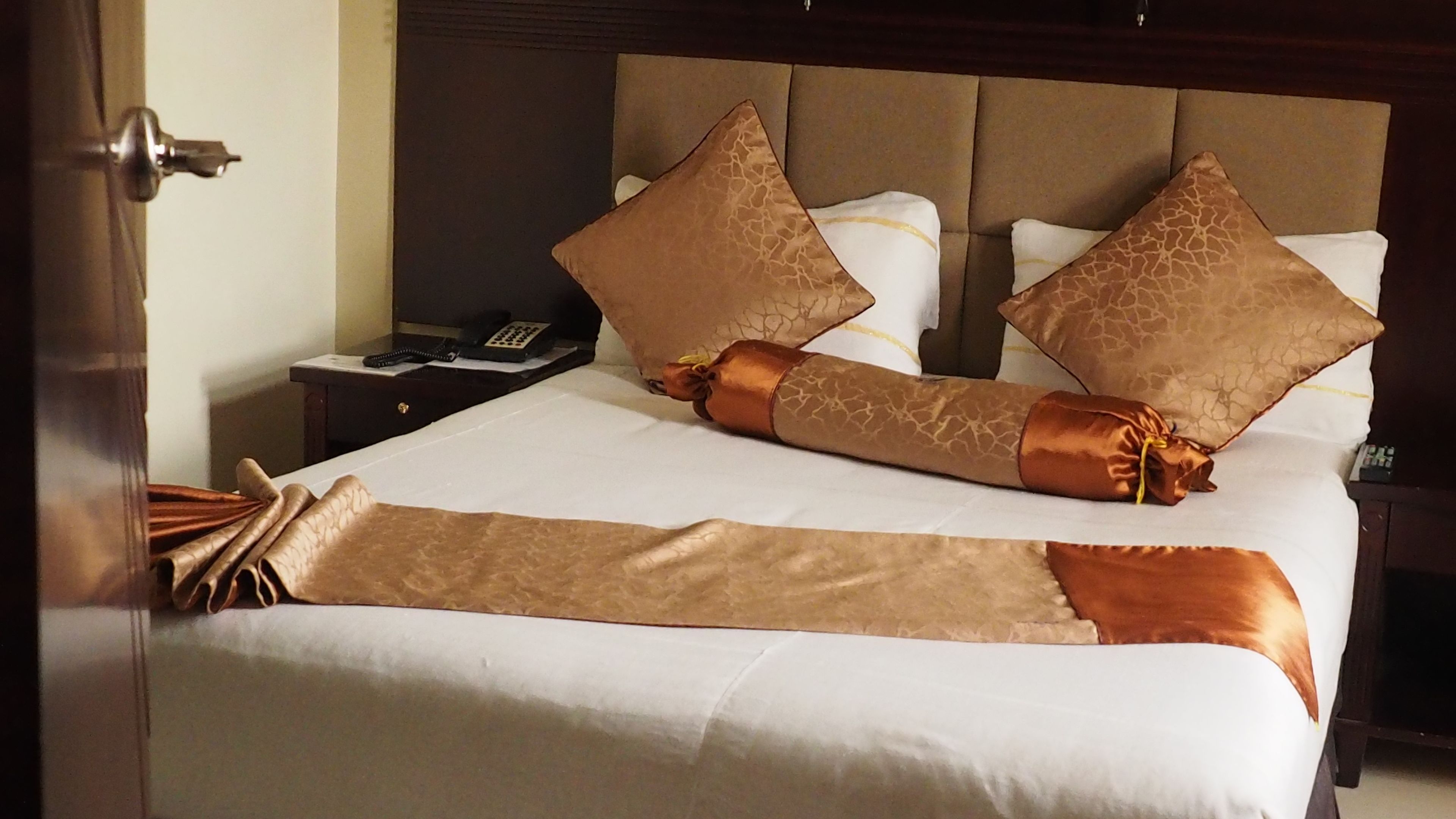 deluxe double room, smoking | in-room safe, desk, free wifi