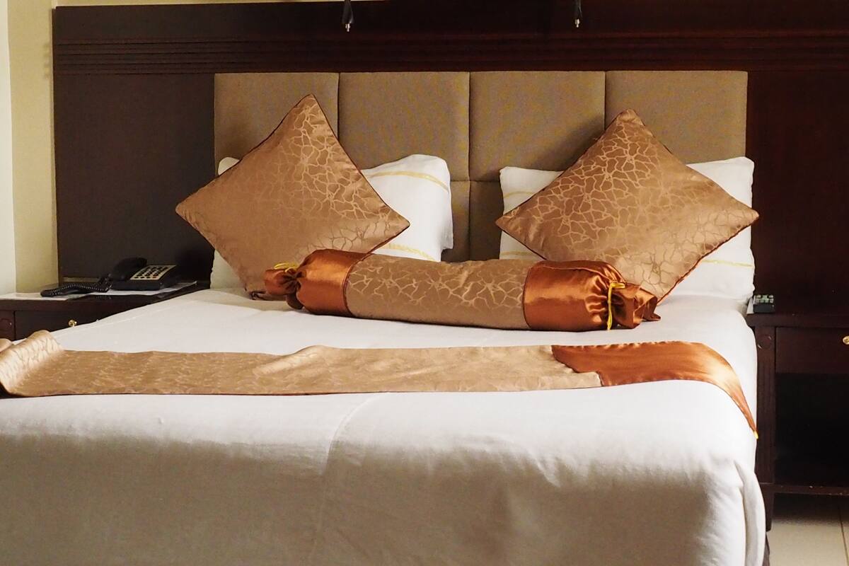Deluxe Double Room, Smoking | In-room safe, desk, WiFi (free)