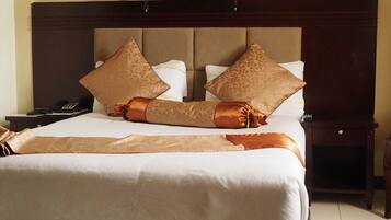 Deluxe Double Room, Smoking | In-room safe, desk, free WiFi