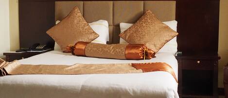 In-room safe, desk, free WiFi