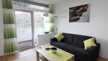 Comfort Condo, 1 Bedroom, Non Smoking, Pool Access | Living area | Flat-screen TV