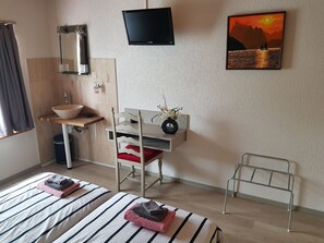 Quarto duplo, 2 camas de solteiro | Escrivaninha, quartos à prova de som, Wi-Fi de cortesia