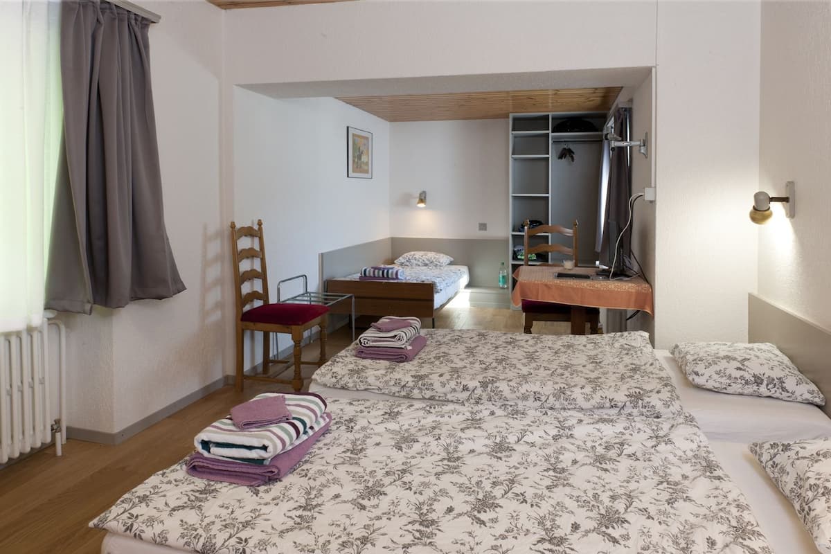 Chambre triple, 3 lits jumeaux | Bureau, systĂšme dâinsonorisation, accĂšs au Wi-Fi (inclus)