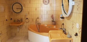 Familierom, flere senger | Bad | Dusj, toalettartikler (inkludert) og håndklær