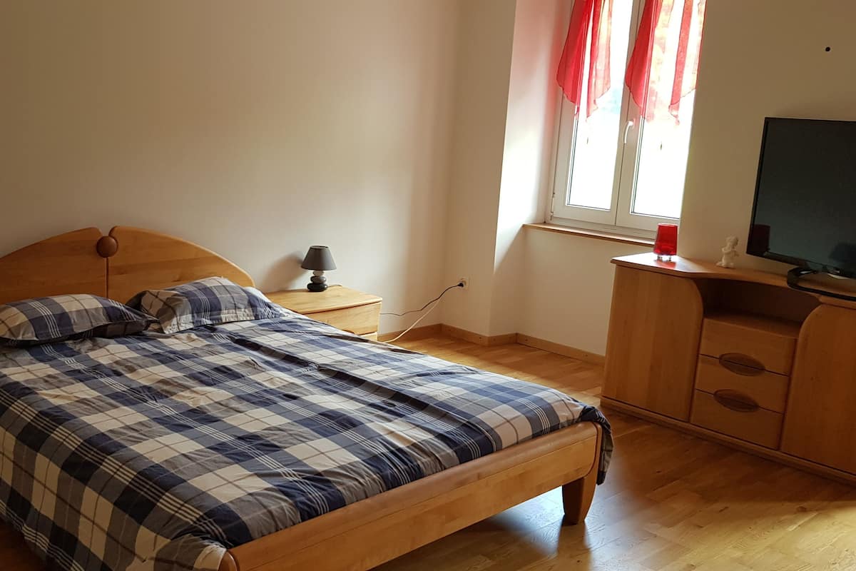 Chambre familiale, Plusieurs lits | Bureau, systĂšme dâinsonorisation, accĂšs au Wi-Fi (inclus)